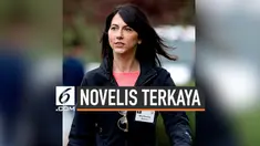 Mengingat profesi MacKenzie Bezos sebagai novelis, ia menjadi novelis terkaya di dunia. Ini terjadi usai dirinya mendapat harta gono gini sebesar Rp 536,4 Triliun dari perceraiannya dengan Jeff Bezos.