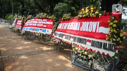 Sejumlah karangan bunga menghiasi kawasan Patung Kuda, Jakarta, Kamis (15/10/2020). Karangan bunga tersebut merupakan apresiasi masyarakat kepada TNI-Polri yang telah menjaga keamanan saat demo. (Liputan6.com/Faizal Fanani)