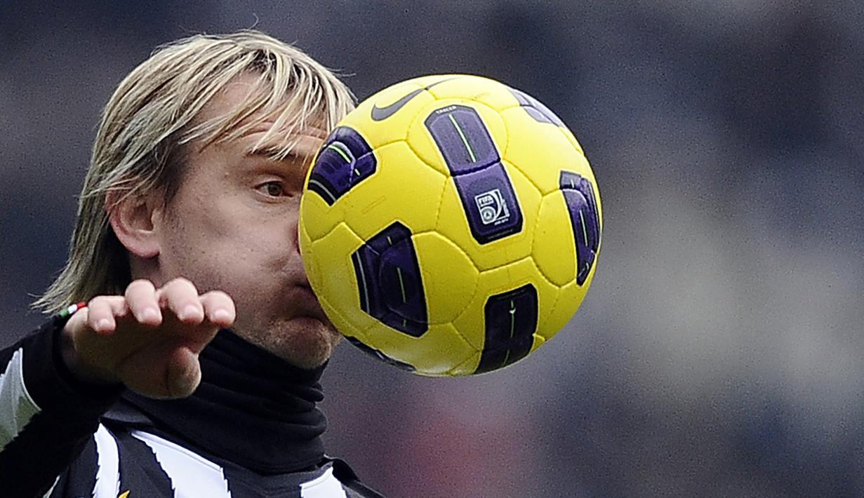 Milos Krasic. Pemain sayap berusia 37 tahun yang pensiun di Lechia Gdansk pada Desember 2018 ini pernah memperkuat Juventus selama dua musim di Liga Italia, 2010/2011 dan 2011/2012. Satu Scudetto berhasil diraihnya di musim keduanya membela Bianconeri. (AFP/Filippo Monteforte)