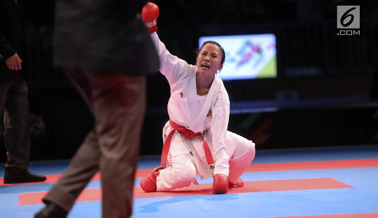 Karateka putri Indonesia, Srunita Sari (usai mengalahkan karateka asal Thailand, Paweena Raksachart dalam nomor kumite bawah 50 kg putri Sea Games 2017, Kuala Lumpur, Malaysia, Selasa (22/8). Srunita menang dengan skor 6-0. (Liputan6.com/Faizal Fanani)