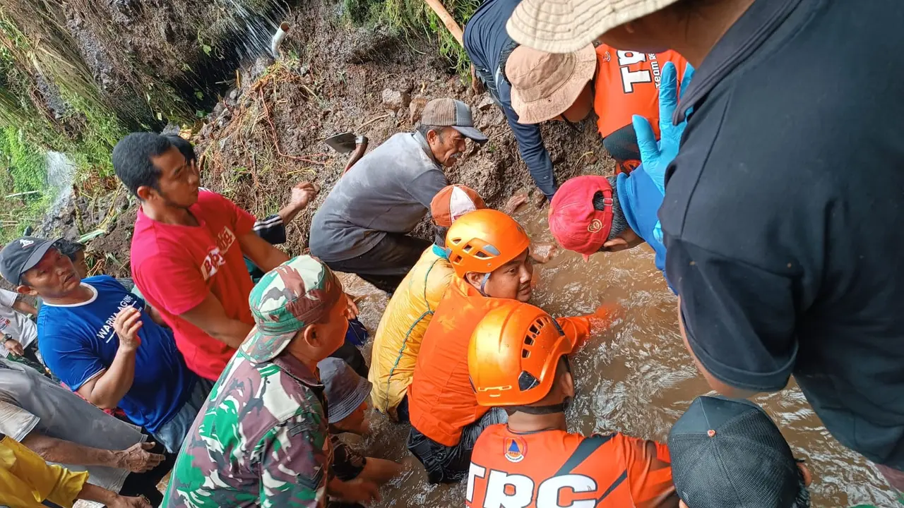 Proses evakuasi korban tertimbun tanah longsor di Kelurahan Gombengsari Banyuwangi (Istimewa)