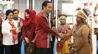 Presiden Joko Widodo bersama ibu negara Iriana meninjau pameran Trade Expo 2017 di ICE BSD, Tangerang Selatan, Rabu (11/10). Pameran Trade Expo Indonesia (TEI) ke-32 tersebut  berlangsung dari 11-15 Oktober 2017. (Liputan6.com/Angga Yuniar)