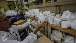 Petugas dari Dinas KUMKMP DKI Jakarta memeriksa bahan kimia di toko kawasan Kramat, Jakarta, Kamis (19/4). Sidak ini juga bertujuan untuk mencegah penjualan bahan kimia yang berbahaya. (Liputan6.com/Faizal Fanani)