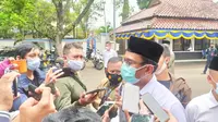 Wabup Helmi Budiman memberikan penjelasan di depan wartawan usai mengikuti pelaksanaan pelatikan MUI Garut di Pendopo, Garut, Jawa Barat. (Liputan6.com/Jayadi Supriadin)