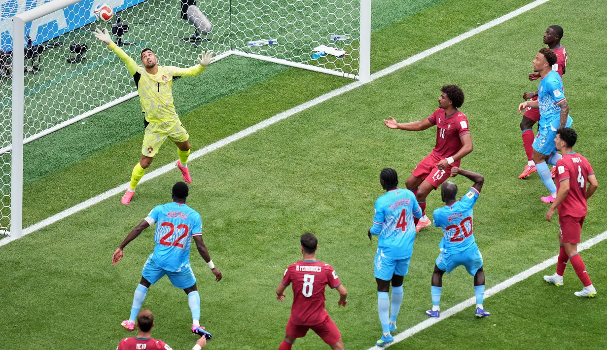 Yoane Wissa berhasil menggetarkan jala gawang Portugal yang dijaga oleh Diogo Costa setelah sukses mengkonversi umpan silang Arthur Masuaku. (AP Photo/Eric Smith)