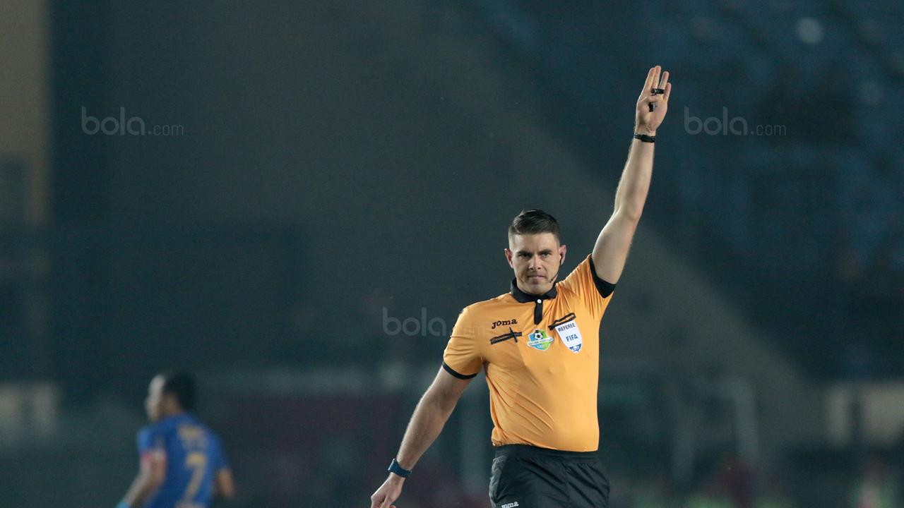 Wasit asing asal Australia, Shaun Robert Evans, bertugas pada laga Liga 1. (Bola.com/Nicklas Hanoatubun)