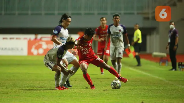 Gelandang Persita Tangerang, Bae Sin-yeong mengawal winger Persija Jakarta, Osvaldo Haay ketika kedua tim bertemu pada pekan kelima BRI Liga 1 2021/2022 di Stadion Pakansari, Kabupate Bogor, Selasa (28/9/2021).