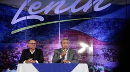 Lenin Moreno (kanan) bersama pasangannya Jorge Glas saat konferensi pers setelah kemenangan pemilu mereka di Quito, Ekuador, Selasa (4/4). Lenin Moreno menjadi presiden pertama Ekuador yang menyandang difabel. (AP Photo / Dolores Ochoa)
