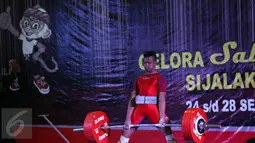 Lifter Lampung, Viky Aryanto saat mengangkat beban seberat 291kg di kelas 66 kg putra PON XIX di GOR Sabilulungan, Kab Bandung, Minggu (25/9). Viky merebut emas di kelas 66 kg dengan total angkatan 798 kg. (Liputan6.com/Helmi Fithriansyah)