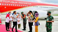 Presiden Joko Widodo atau Jokowi dan Ibu Iriana Joko Widodo tiba di Bandara Internasional Lombok Zainuddin Abdul Madjid, Kabupaten Lombok Tengah untuk menonton MotoGP. (Foto: Biro Pers Sekretariat Presiden)