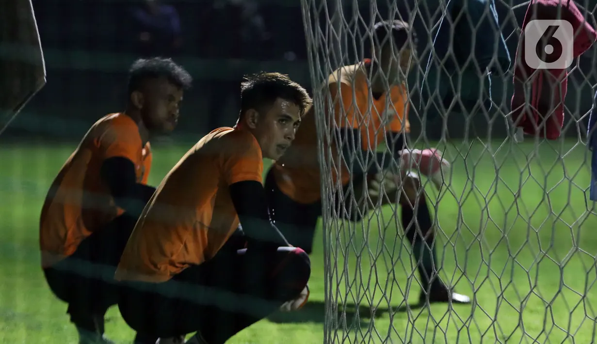 Penjaga gawang Timnas Indonesia U-22, Nadeo Argawinata (tengah) saat latihan di Lapangan D, Kompleks Gelora Bung Karno, Senayan, Jakarta, Selasa (2/3/2021). Latihan ini persiapan untuk dua ajang uji coba melawan tim Liga 1 Indonesia dan SEA Games 2021 di Vietnam. (Liputan6.com/Helmi Fithriansyah)