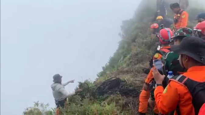 Tim SAR Terkendala Medan Ekstrem: Evakuasi Jenazah ATR 42-500 dari Jurang 200 Meter
