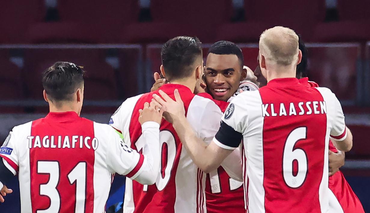 Gelandang Ajax, Ryan Gravenberch (tengah) merayakan gol yang dibuatnya bersama rekan-rekannya dalam laga lanjutan Liga Champions 2020/21 Grup D melawan FC Midtjylland di Johan Cruijff Stadium, Amsterdam, Kamis (26/11/2020). Ajax menang 3-1 atas FC Midtjylland. (AFP/Kenzo Tribouillard)