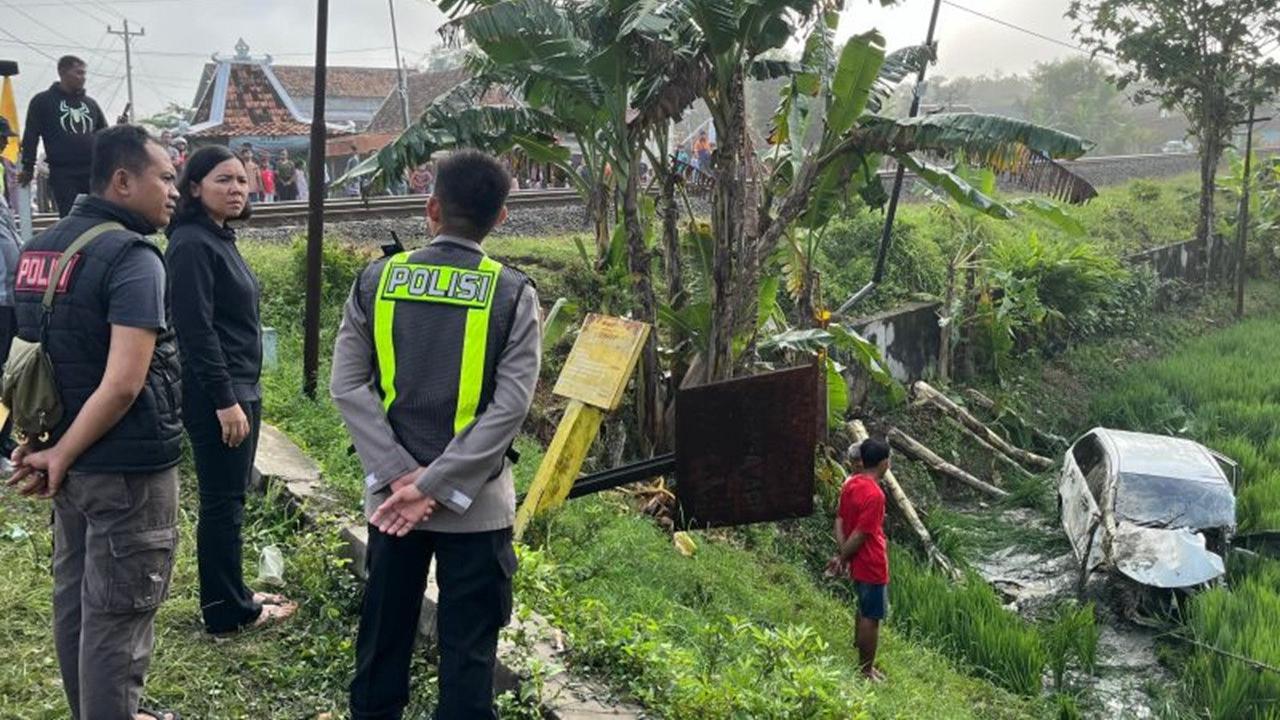 Avanza Tertemper Kereta di Perlintasan Sebidang Grobogan, Mobil Terpental hingga 20 Meter Tabrak Tiang Listrik