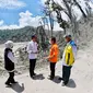 Presiden Joko Widodo meninjau Jembatan Besuk Koboan yang runtuh akibat erupsi Gunung Semeru, Selasa, 7 Desember 2021 pukul 11.05 WIB. Masyarakat menyebutnya sebagai Jembatan Gladak Perak, yang berada di Kecamatan Candipuro, Kabupaten Lumajang. (Foto: Laily Rachev - Biro Pers Sekretariat Presiden)