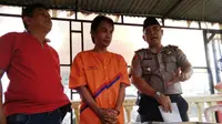 Buron selama 9 tahun, RB, warga Palembang yang menjadi pelaku penganiayaan tetangganya akhirnya diciduk di Kabupaten Lahat Sumsel (Liputan6.com / Nefri Inge)