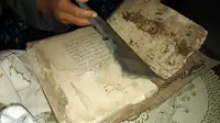 Alquran kuno tulis tangan peninggalan pasca-Perang Diponegoro berusia setidaknya 147 tahun. (Foto: Liputan6.com/Muhamad Ridlo)