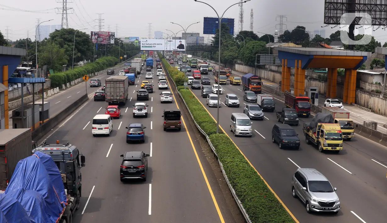 Mobil melintasi jalan Tol Tangerang-Jakarta di Tangerang, Banten, Rabu (30/3/2022). Mulai April 2022, Korlantas Polri akan menerapkan tilang elektronik bagi pengendara yang memacu kecepatan hingga 120 km per jam di jalan tol. (Liputan6.com/Angga Yuniar)