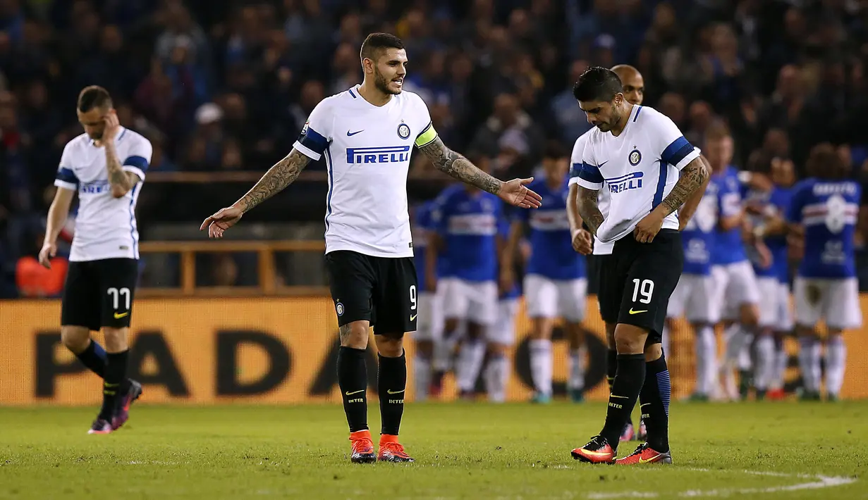 Para pemain Inter Milan terlihat kecewa saat dikalahkan Sampdoria 0-1 pada lanjutan Serie A Italia di Luigi Ferraris Stadium, Genoa (30/10/2016). (AFP/Marco Bertorello)
