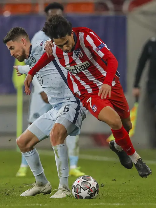 Gelandang Chelsea, Jorginho berebut bola dengan penyerang Atletico Madrid, Joao Felix pada leg pertama babak 16 besar Liga Champions 2020/2021 di Arena Nationala, Bucharest, Rumania, Rabu (24/2/2021) dini hari WIB.  Chelsea sukses menumbangkan Atletico Madrid dengan skor 1-0. (AP Photo/Vadim Ghirda)