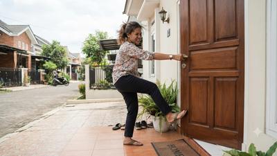 7 Cara Mengatasi Pintu Kayu yang Sulit Ditutup, Anti Bunyi dan Tidak Seret