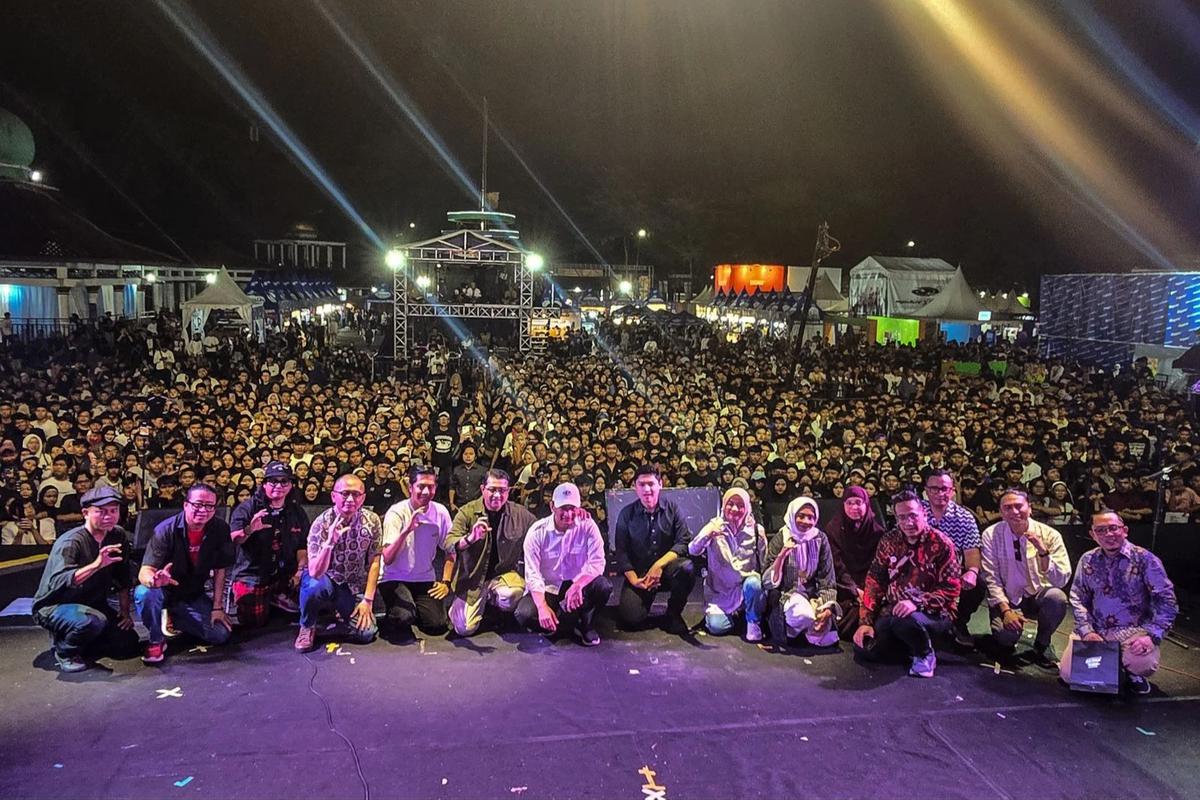 Menteri Ekonomi Kreatif/Kepala Badan Ekonomi Kreatif (Ekraf), Teuku Riefky Harsya, menutup Banten Creative Fest (BCF) Ramadan 2026 di Alun-Alun Barat Kota Serang