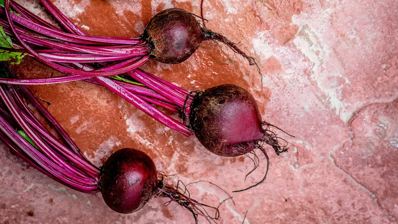 6 Manfaat Mengejutkan Si Cantik Buah Bit