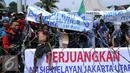 Nelayan membentangkan spanduk penolakan saat melakukan aksi unjuk rasa di depan Istana Merdeka Jakarta, Kamis (21/4/2016). Dalam aksinya, mereka menolak reklamasi teluk Jakarta dan menolak penggusuran pemukiman nelayan. (Liputan6.com/Helmi Fithriansyah)
