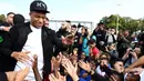 Bintang Prancis, Kylian Mbappe, menyapa anak-anak saat mengunjungi markas AS Bondy di Paris, Rabu (17/10). Kunjungan ke klub pertamanya ini dilakukan setelah dirinya meraih gelar Piala Dunia 2018. (AFP/Franck Fife)