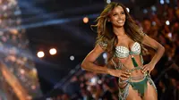 Model Jasmine Tookes menampilkan 'Fantasy Bra', satu set lingerie berhias batu mulia seharga miliaran rupiah, di atas catwalk Victoria’s Secret Fashion Show 2016 di Grand Palais, Paris, Selasa (30/11). (AFP PHOTO/Martin BUREAU)