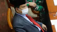 Menhan Prabowo Subianto (kiri) bersama Panglima TNI Marsekal Hadi Tjahjanto hadir pada rapat kerja dengan Komisi I DPR di kompleks parlemen, Senayan, Jakarta, Rabu (2/6/2021). Rapat kerja membahas Pemenuhan Kebutuhan Alat Peralatan Pertahanan dan Keamanan (Alpalhankam). (Liputan6.com/Angga Yuniar)