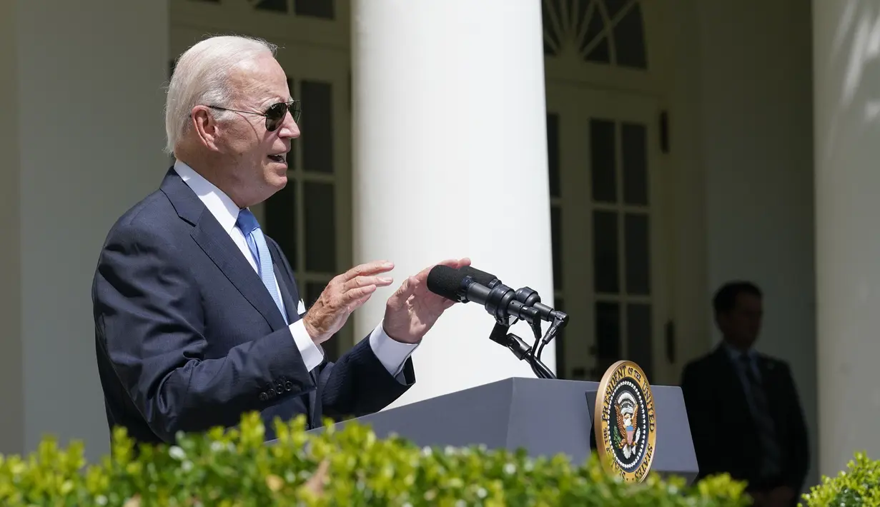 Presiden Amerika Serikat Joe Biden berbicara di Taman Mawar Gedung Putih, Washington, Amerika Serikat, 27 Juli 2022. Selama positif COVID-19, Biden tetap menjalankan tugasnya secara penuh meski dengan jadwal yang lebih ringan selama pemulihannya. (AP Photo/Susan Walsh)