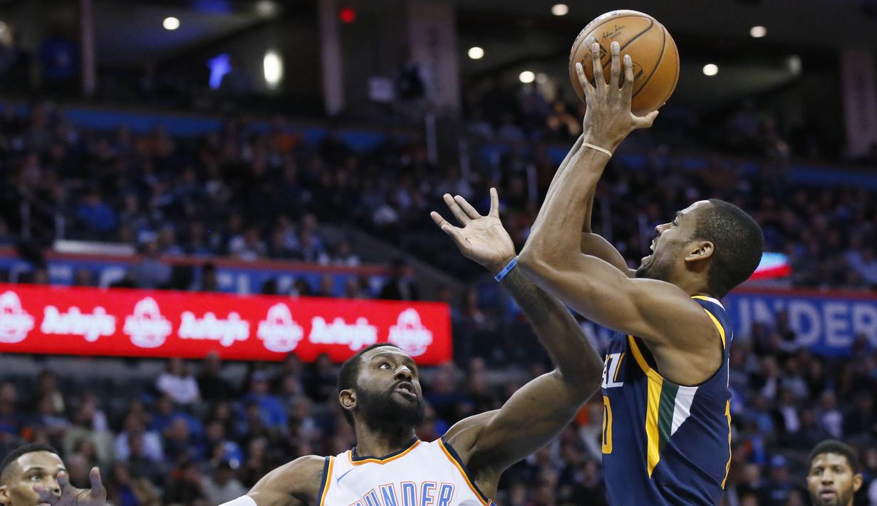 Pebasket Oklahoma City Thunder, Patrick Patterson, menghadang pebasket Utah Jazz, Alec Burks, pada laga NBA di Chesapeake Energy Arena, Rabu (6/12/2017). Thunder menang 100-94 atas Jazz. (AP/Sue Ogrocki)