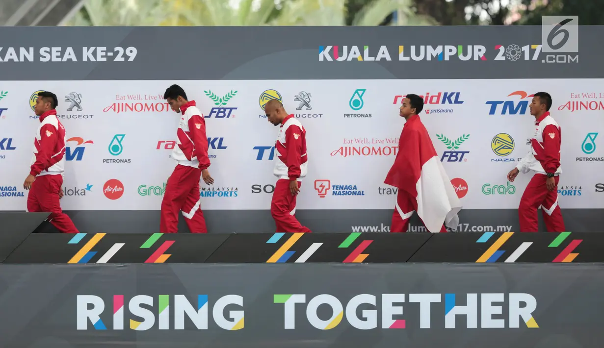 Atlet polo air putra Indonesia berjalan di atas podium saat seremoni pemberian medali pada cabang polo air putra SEA Games 2017 di National Aquatic Centre, Kuala Lumpur, Minggu (20/8). Indonesia menang 12-5 atas Filipina. (Liputan6.com/Faizal Fanani)