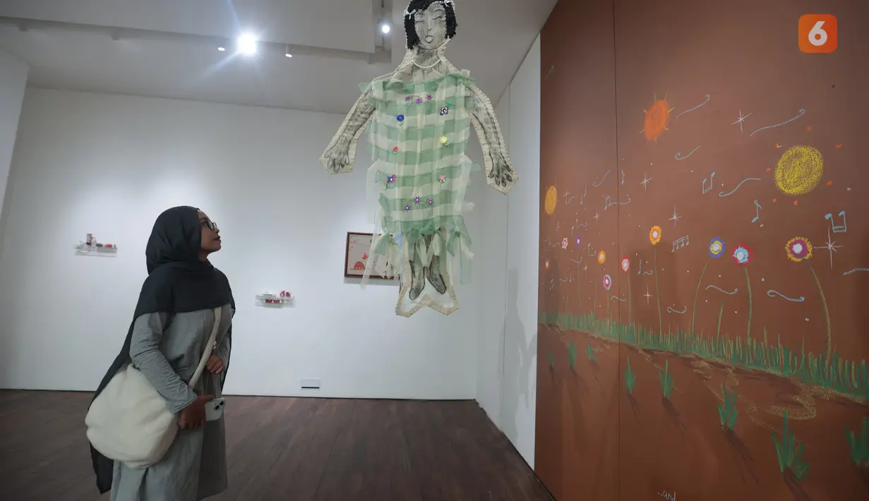 Pengunjung melihat sejumlah karya yang dipamerkan dalam pameran As all gather in commons yang menghadirkan karya lima seniman, Dian Utami, Ella Wijt, Meliantha Muliawan, Sekarputi Sidhiawati, dan Theresia Agustina Sitompul. Pameran ini mengangkat tema domestisitas, identitas, masa kanak-kanak, perempuan, dan keibuan melalui beragam medium, mulai dari lukisan, tekstil, keramik, cetakan, karya tiga dimensi hingga benda temuan. (KLY/Budy Santoso)
