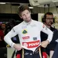 Pembalap Lotus, Romain Grosjean terlantar di luar paddock (Reuters/Edgar Su)