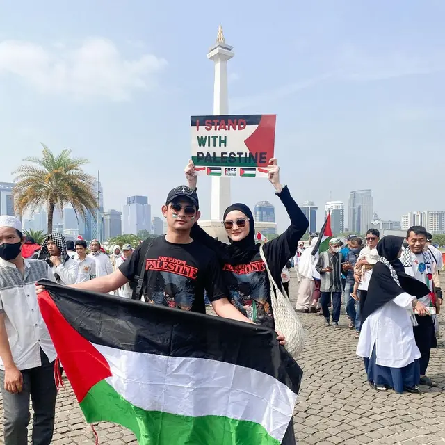 Potret 6 Pasangan Artis Ikut Aksi Bela Palestina di Monas, Kompak Pakai Atribut