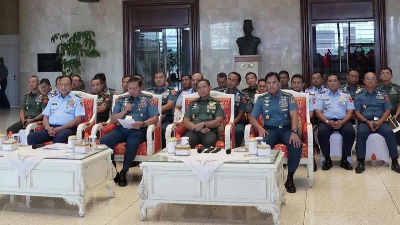 Selain itu, Yudo juga menegaskan bahwa seluruh prajurit TNI sudah berkomitmen untuk netral. Adapun, untuk memberikan kepercayaan pada masyarakat, didirikanlah Posko Pengaduan Netralitas TNI. <br>