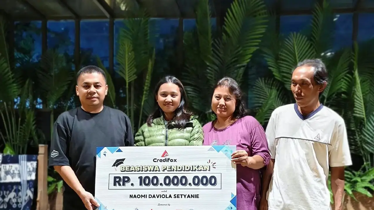 Naomi Daviola pendaki Gunung Slamet sing ilang telung ndina olih beasiswa Rp100 yuta sekang brand lokal. (Dok: TikTok @Credifox.Adventure)