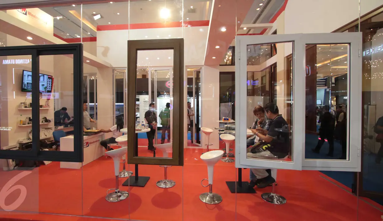 Salah satu peserta pameran Mega Build Technology  2016 memajang produknya di JCC, Jakarta, Jumat (18/3/2016). Tujuan dari pameran ini adalah untuk memberikan solusi terbaik bagi para pelaku usaha di bidang properti (Liputan6.com/Angga Yuniar)