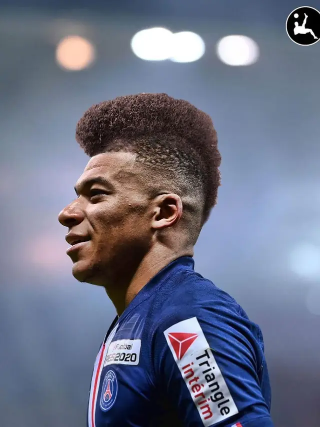 Foto Editan Pesepak Bola dengan Gaya Rambut Mohawk
