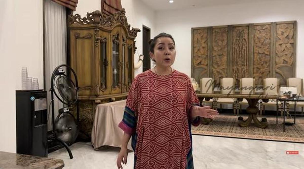 8 Potret Ruang Makan di Rumah Mayangsari dengan Konsep Klasik Modern