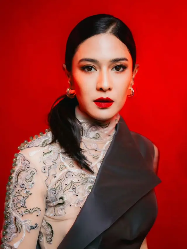 6 Potret Dian Sastro Selalu Cantik Paripurna saat Dipulas Lipstik Merah