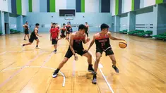Pemain Timnas Basket 3x3 Indonesia, Ikram Fadhil (kanan) berebut bola dengan Agus Salim saat melakukan pemusatan latihan menjelang SEA Games 2023 di GBK Arena, Senayan, Jakarta, Sabtu (08/03/2023). Skuad asuhan Fandi Andika Ramadhani melakukan dua tahap TC, yaitu 5-19 April dan 26 April-3 Mei sebelum menentukan empat pemain yang akan dibawa ke SEA Games 2023. (Bola.com/Bagaskara Lazuardi)