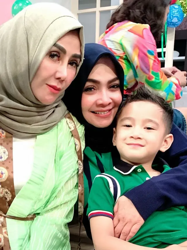 Penuh Kasih Sayang, Ini 7 Potret Seleb Tanah Air saat Mengasuh Cucu