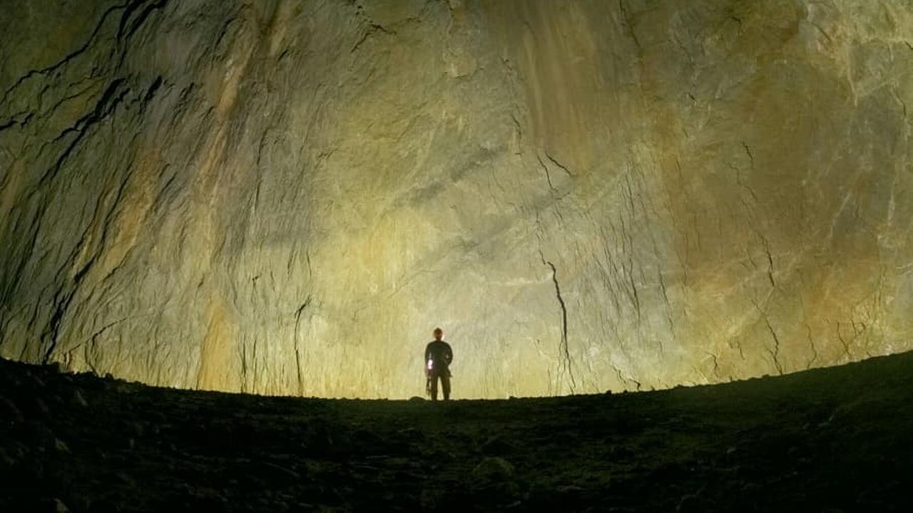 Keksa odam eshakka sikilib qoladi