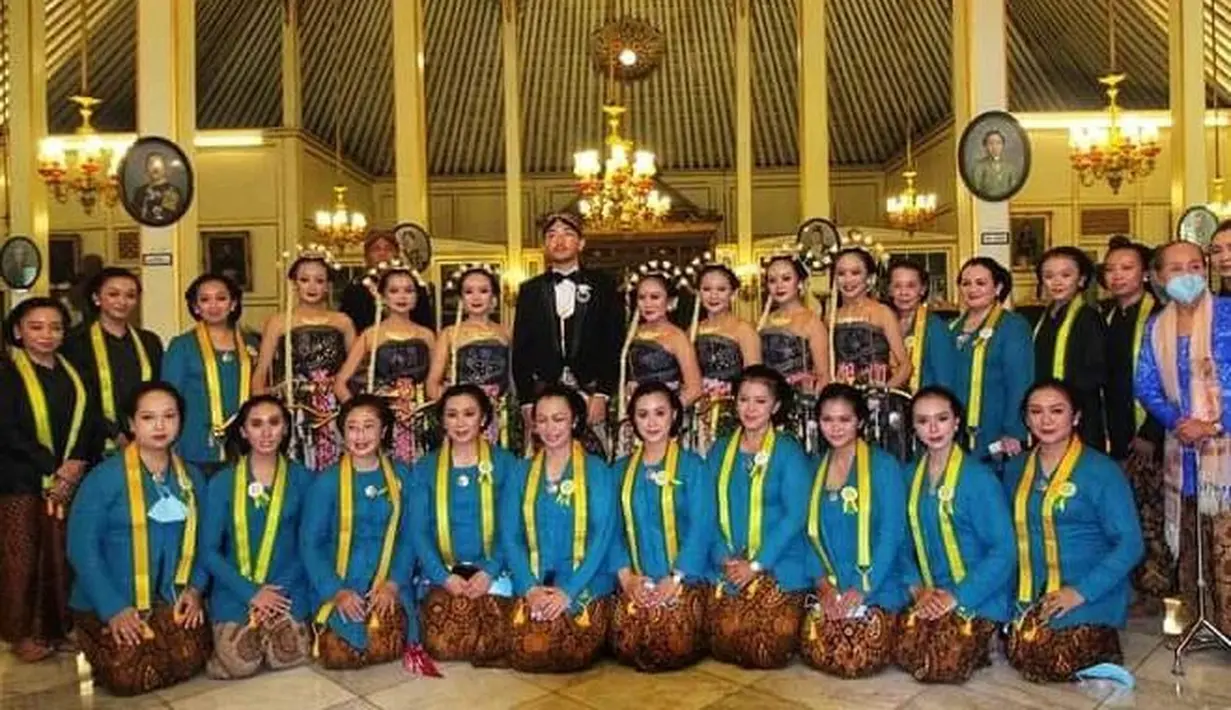 Dalam penobatan itu, hadir pula Gubernur Jateng Ganjar Pranowo, Gubernur DIY Sri Sultan HB X, dan Presiden RI Joko Widodo. Pada hari bersejarah itu, Presiden Jokowi mengenakan setelan jas dan celana panjang berwarna biru tua. (Foto: khafitapramesti)