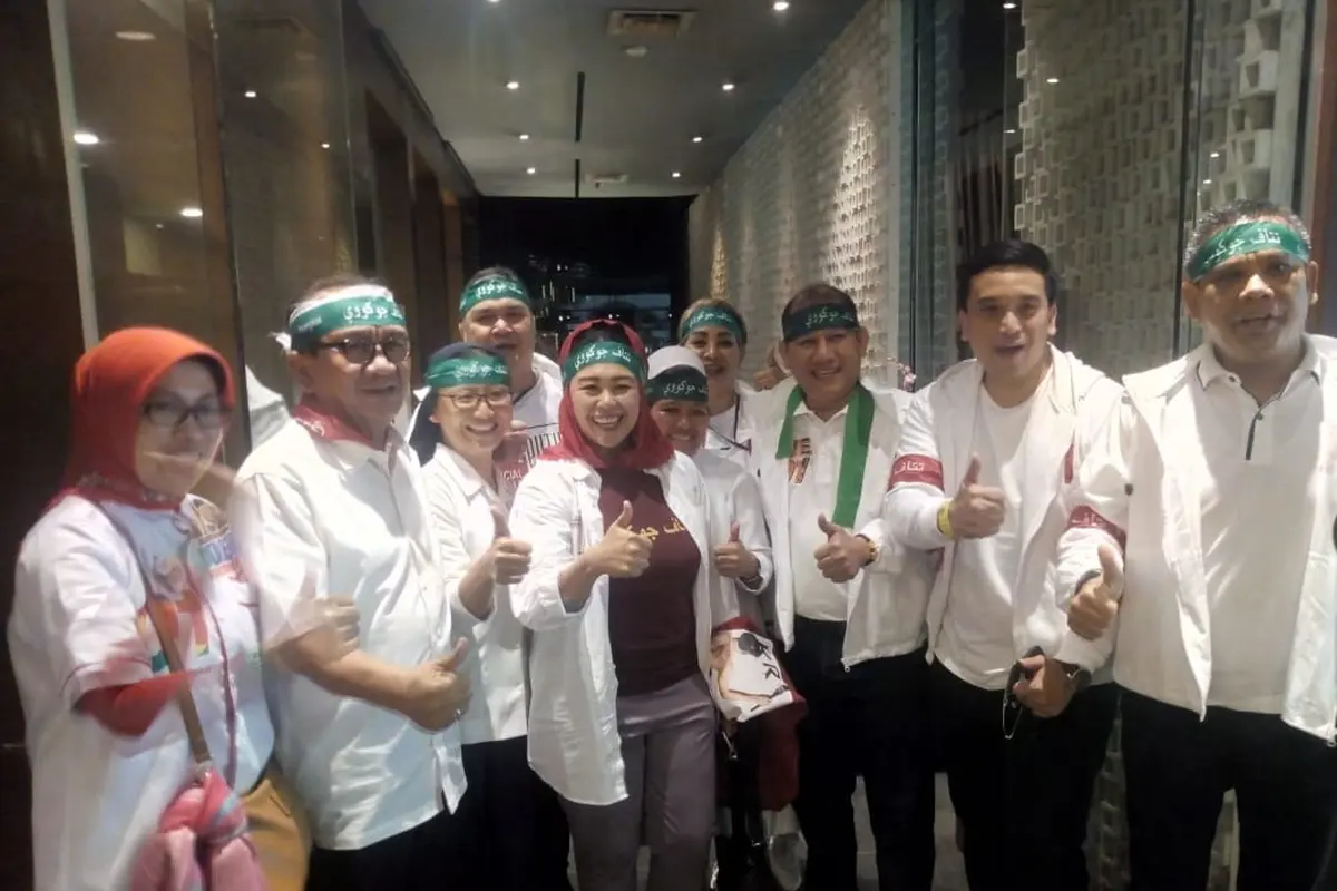 Yenny Wahid berpose dengan mengenakan baju 'Tetap Jokowi' yang ditulis dalam huruf Arab. (Istimewa)