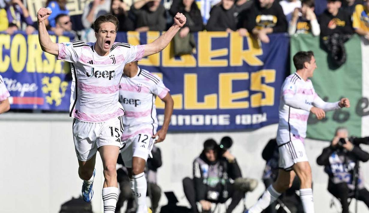 Pemain Juventus, Kenan Yildiz, melakukan selebrasi setelah mencetak gol ke gawang Frosinone pada laga lanjutan Liga Italia di Stadion Benito Stirpe, Sabtu (23/12/2023). Itu adalah gol perdana Yildiz bersama tim utama Juventus.  (LaPresse via AP/Alfredo Falcone)