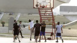 Sejumlah warga bermain basket di kawasan Monas, Jakarta, Jumat (11/10). Kawasan Monas menjadi pilihan warga Jakarta dan pekerja ibu kota untuk berolahraga sore. (Bola.com/Yoppy Renato)